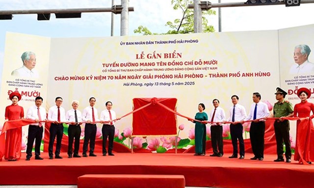 Lãnh đạo TP Hải Phòng và đại diện gia đình tại lễ gắn biển tên còn đường mang tên cố Tổng Bí thư Đỗ Mười