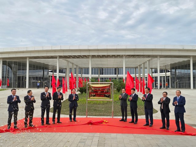 Ông Trần Lưu Quang, Bí thư Trung ương Đảng, Trưởng ban Chính sách, chiến lược Trung ương cùng lãnh đạo Thành phố Hải Phòng thực hiện nghi thức gắn biển Dự án Trung tâm Hội nghị - Biểu diễn thành phố Hải Phòng