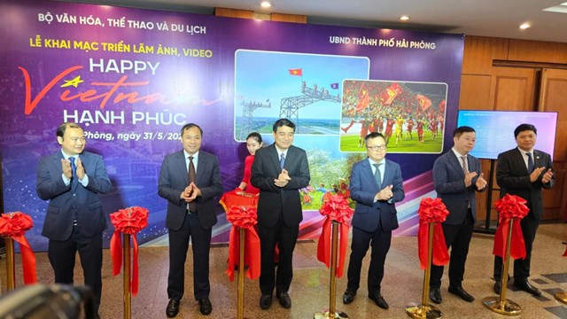 Các đại biểu thực hiện nghi thức cắt băng khai mạc Triển lãm ảnh, video 