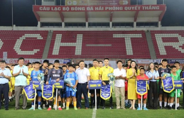 Các đại biểu tặng hoa và cờ lưu niệm cho các đội