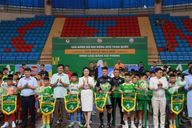 Các đại biểu tặng hoa, cờ lưu niệm cho các đội tham gia giải đấu