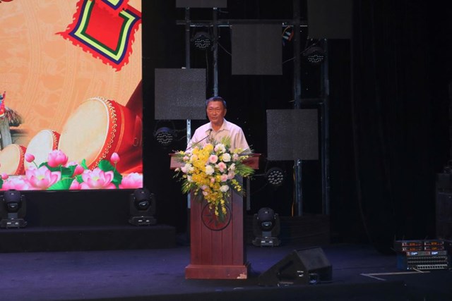 Tiễn sĩ Hoàng Văn Kể Chủ tịch Hội đồng Mạc tộc thông tin đến các cơ quan báo chí về Chợ quê thời Mạc.