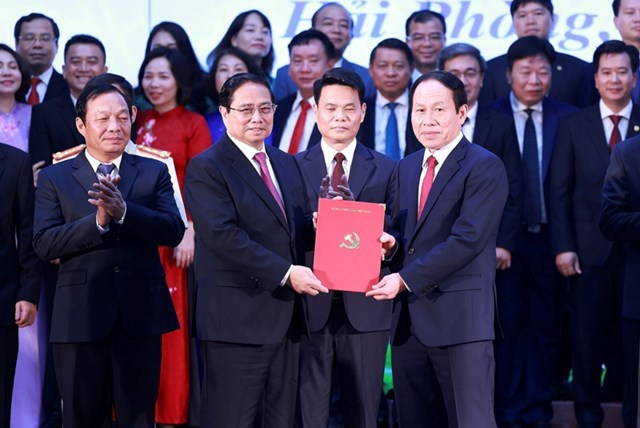 Thủ tướng Phạm Minh Chính trao Quyết định cho đồng chí Lê Tiến Châu, Bí thư Thành ủy Hải Phòng (mới), nhiệm kỳ 2020-2025