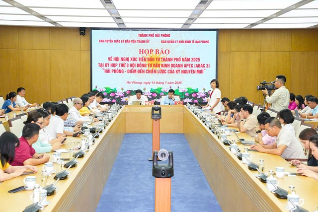 Đại diện Ban quản lý Khu kinh tế Hải Phòng thông tin về Hội nghn về 