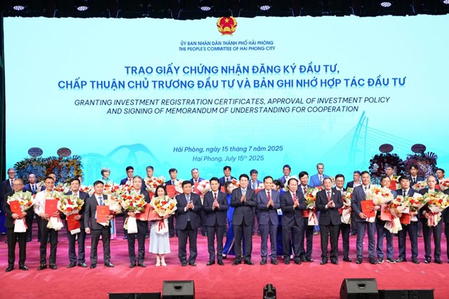 Lễ trao Giấy chứng nhận đăng k&yacute; đầu tư v&agrave; c&aacute;c Bi&ecirc;n bản ghi nhớ hợp t&aacute;c đầu tư với tổng số vốn đăng k&yacute; l&ecirc;n tới 15,5 tỷ USD