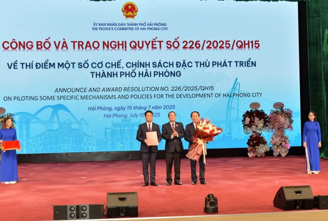 Ph&oacute; Chủ tịch Quốc hội Nguyễn Đức Hải trao Nghị quyết số 226/2025/QH15 cho l&atilde;nh đạo th&agrave;nh phố Hải Ph&ograve;ng