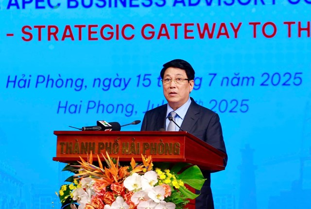 Chủ tịch nước Lương Cường ghi nhận v&agrave; biểu dương những th&agrave;nh tựu ph&aacute;t triển vượt bậc của Hải Ph&ograve;ng trong thời gian qua