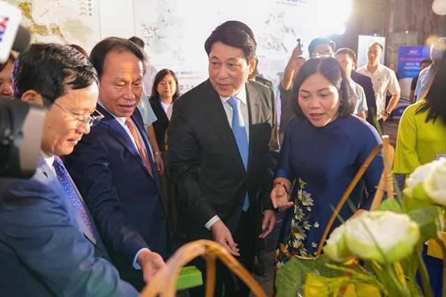 tham quan khu Triển lãm trưng bày các thành tựu kinh tế và sản phẩm tiêu biểu của Hải Phòng.