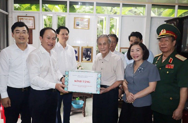 Bí thư Thành ủy Lê Tiến Châu thăm, tặng quà thương binh Vũ Đình Tính.