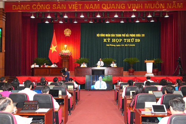 Các đồng chí lãnh đạo thành phố Hải Phòng cùng các đại biểu tham dự kỳ họp