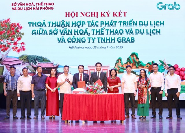 Đại diện Sở Văn hoá, Thể thao và Du lịch Hải Phòng cùng Grab Việt Nam ký biên bản thỏa thuận hợp tác