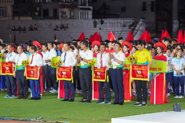 Thành phố Hải Phòng tặng cờ và hoa cho các đoàn tham dụ vòng toàn quốc HKPĐ