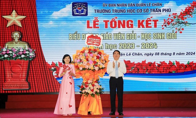 Ông Lê Khắc Nam - Phó chủ tịch UBND thành phố tặng hoa chúc mùng thầy trò nhà trường