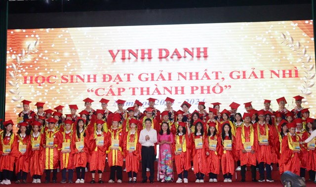 Vinh danh học sinh đạt giải nhất, nhì cấp thành phố