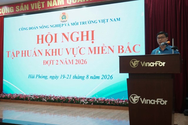 Đồng ch&iacute; Nguyễn H&agrave; Xuy&ecirc;n- Chủ tịch C&ocirc;ng đo&agrave;n N&ocirc;ng nghiệp v&agrave; M&ocirc;i trường Việt Nam ph&aacute;t biểu khai mạc lớp tập huấn