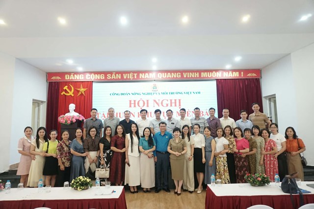 Học vi&ecirc;n v&agrave; c&aacute;c chuy&ecirc;n gia chụp ảnh lưu niệm