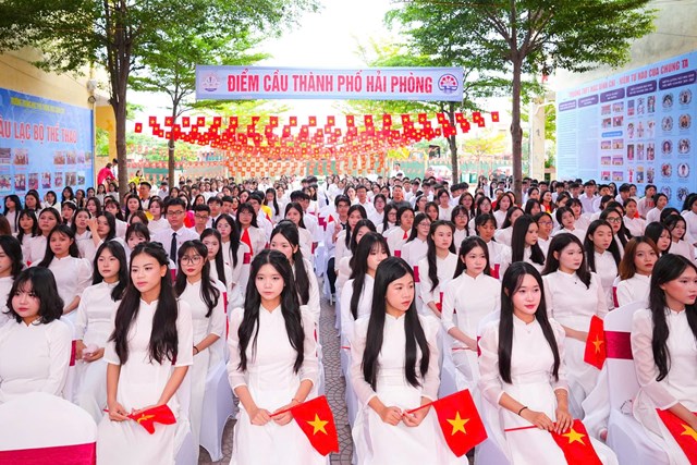 Học sinh Hải Phòng hân hoan chào năm học mới