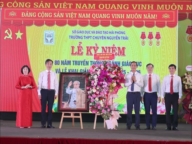 Đồng chí Đỗ Mạnh Hiến, Phó Bí thư thường trực Thành ủy dự lễ khai giảng năm học mới tại Trường THPT chuyên Nguyễn Trãi. 