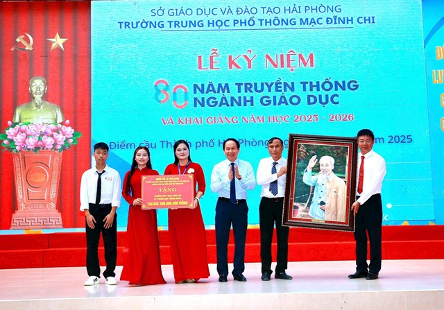 Đồng chí Lê Tiến Châu, Uỷ viên Trung ương Đảng, Bí thư Thành uỷ, Trưởng Đoàn Đại biểu quốc hội Hải Phòng tặng quà chúc mừng thầy và trò Trường THPT Mạc Đĩnh Chi.