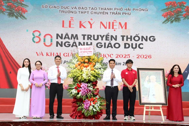 Chủ tịch UBND thành phố Lê Ngọc Châu trao tặng hoa và tặng thưởng cho học sinh và giáo viên trường THPT chuyên Trần Phú có thành tích xuất sắc trong năm học 2024-2025.