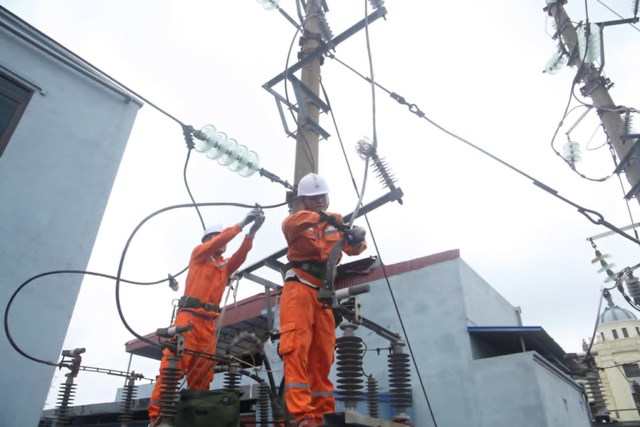 Điện lực Hải Phòng tập trung sửa chữa, khôi phục điện lưới cho nhân dân