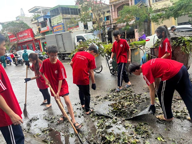 Đoàn viên thanh niên nhà trường chung tay dọn rác thải trên đường Trường Chinh