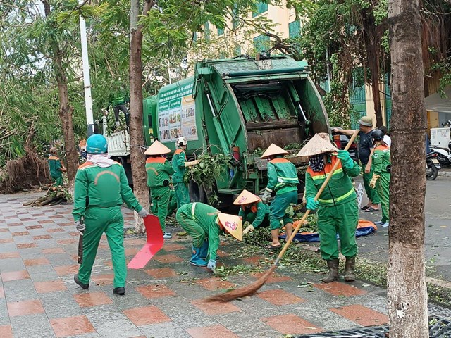 Công ty TNHH MTV Môi trường đô thị Hải Phòng huy động 100% quân số thu gom cây đổ và rác thải cả ngày đêm