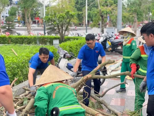 Đoàn viên thanh niên chung sức dọn dẹp đường phố sau bão