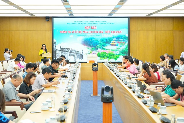 B&agrave; Trần Thị Ho&agrave;ng Mai - Gi&aacute;m đốc Sở Văn h&oacute;a - Thể thao v&agrave; Du lịch Hải Ph&ograve;ng th&ocirc;ng tin những n&eacute;t mới tại lễ hội năm nay.