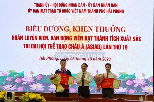 Cha con HLV Phạm Cao Sơn nhận phần thưởng 335 triệu đồng