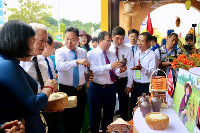 C&aacute;c đại biểu tham quan c&aacute;c gian h&agrave;ng