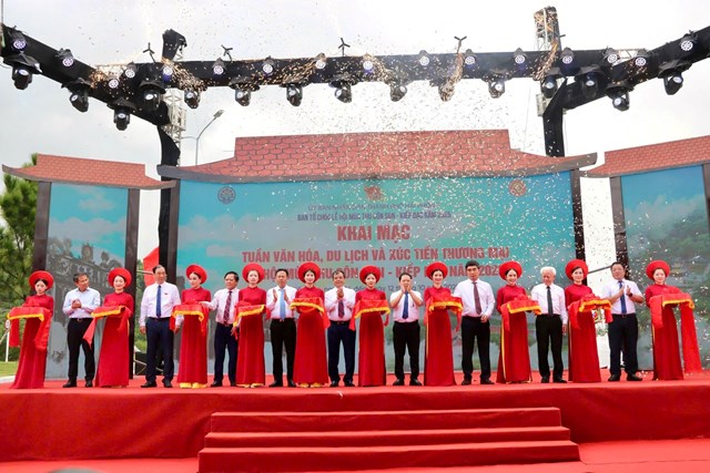 C&aacute;c đại biểu cắt băng khai mạc Tuần Văn h&oacute;a, Du lịch v&agrave; X&uacute;c tiến Thương mại Lễ hội m&ugrave;a Thu C&ocirc;n Sơn - Kiếp Bạc năm 2025