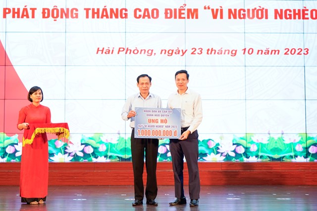 Nhân dân và cán bộ quận Ngô Quyền ủng hộ Quỹ Vì người nghèo 2023