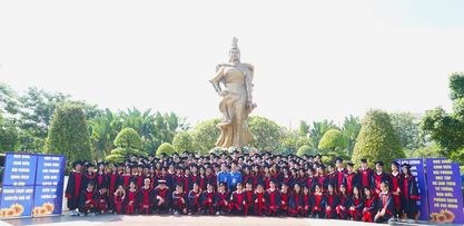 Đoàn đại biểu học sinh, sinh viên xuất sắc dâng hương tại tượng đài Nữ tướng Lê Chân