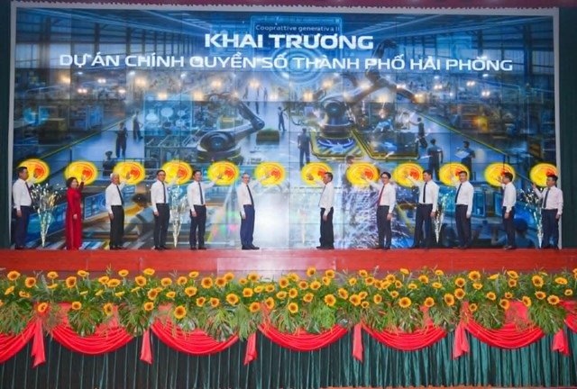 Các đại biểu thực hiện nghi thức khai trương dự án Chính quyền số thành phố Hải Phòng