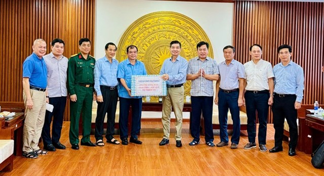 Ph&oacute; Chủ tịch UBND th&agrave;nh phố Hải Ph&ograve;ng Nguyễn Minh H&ugrave;ng trao 40 tỉ đồng v&agrave; vật tư y tế hỗ trợ tỉnh Đắk Lắk khắc phục hậu quả mưa lũ
