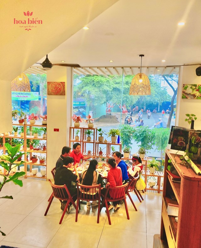 Tự h&agrave;o t&ocirc;n vinh những đặc sản m&agrave; thi&ecirc;n nhi&ecirc;n h&agrave;o ph&oacute;ng ban tặng, Hoa Biển mang đến trải nghiệm văn h&oacute;a ẩm thực thuần Việt, mộc mạc v&agrave; nguy&ecirc;n bản. B&ecirc;n cạnh những m&oacute;n đặc sản hấp dẫn, Hoa Biển c&ograve;n c&oacute; một &ldquo;đặc sản&rdquo; lu&ocirc;n hiện diện trong thực đơn &ndash; đ&oacute; ch&iacute;nh l&agrave; những bữa cơm nh&agrave; qu&ecirc; giản dị, ngon l&agrave;nh v&agrave; thuần t&uacute;y nhất của ẩm thực Việt Nam.