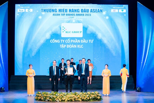 KLC Group đ&oacute;n nhận hai giải thưởng &ldquo;Thương hiệu h&agrave;ng đầu&rdquo; v&agrave; &ldquo;M&ocirc;i trường l&agrave;m việc tốt nhất&rdquo; tại ASEAN Top Brands Award 2023.