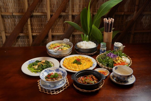 M&acirc;m cơm miền T&acirc;y truyền thống tại M&ugrave;a Nước Nổi với c&aacute;c m&oacute;n ăn quen thuộc, t&aacute;i hiện kh&ocirc;ng kh&iacute; bữa cơm gia đ&igrave;nh mộc mạc v&agrave; ấm c&uacute;ng.