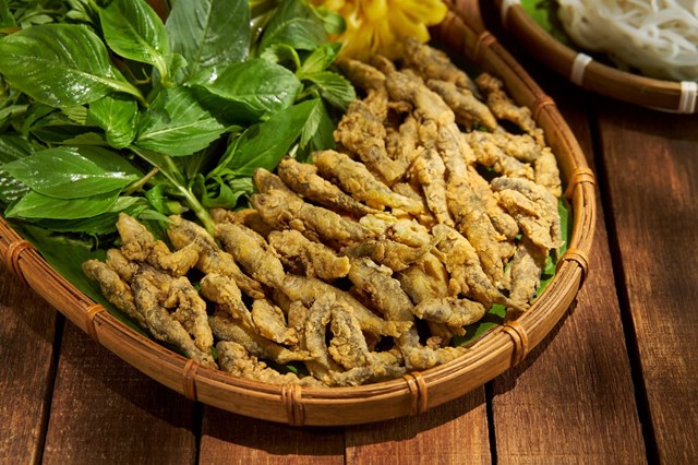 M&oacute;n c&aacute; linh chi&ecirc;n gi&ograve;n &ndash; đặc sản m&ugrave;a nước nổi miền T&acirc;y, được phục vụ k&egrave;m rau vườn tươi, giữ trọn hương vị d&acirc;n&nbsp;d&atilde; v&ugrave;ng s&ocirc;ng nước tại M&ugrave;a Nước Nổi.