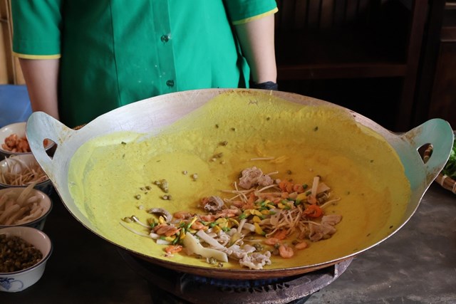 Kh&ocirc;ng gian nh&agrave; h&agrave;ng M&ugrave;a Nước Nổi giữa l&ograve;ng S&agrave;i G&ograve;n, nơi thực kh&aacute;ch c&oacute; thể tạm rời nhịp sống hiện đại để tận hưởng những khoảnh khắc chậm r&atilde;i, y&ecirc;n tĩnh b&ecirc;n bữa ăn đậm chất miền T&acirc;y.