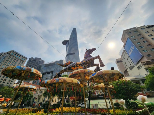 Cụm cảnh &ldquo;L&yacute; ngựa &ocirc;&rdquo; tại đường hoa Nguyễn Huệ