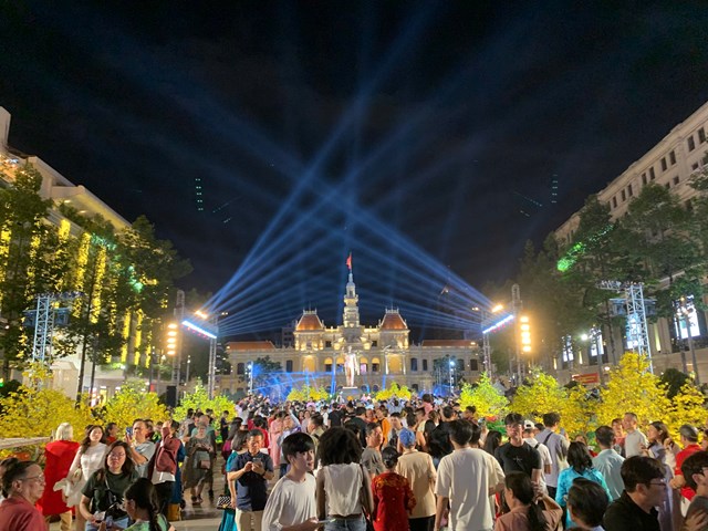 Đường hoa TP. Hồ Ch&iacute; Minh Tết B&iacute;nh Ngọ 2026 với chủ đề &ldquo;Xu&acirc;n hội tụ - Vững bước vươn m&igrave;nh&rdquo; ch&iacute;nh thức bế mạc tối 22/2, kh&eacute;p lại m&ugrave;a lễ hội rực rỡ giữa l&ograve;ng th&agrave;nh phố. (Ảnh - Tử Khi&ecirc;m)