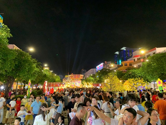 Kh&ocirc;ng gian Đường hoa Tết B&iacute;nh Ngọ 2026 để lại nhiều ấn tượng s&acirc;u sắc đối với du kh&aacute;ch trong v&agrave; ngo&agrave;i nước nhờ sự kết hợp h&agrave;i h&ograve;a giữa nghệ thuật truyền thống v&agrave; c&ocirc;ng nghệ hiện đại.&nbsp;(Ảnh - Tử Khi&ecirc;m)