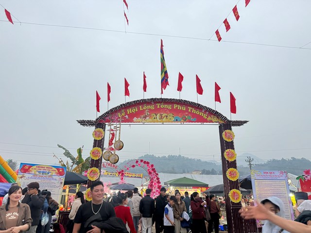 Kh&ocirc;ng gian văn h&oacute;a truyền thống của đồng b&agrave;o c&aacute;c d&acirc;n tộc Phủ Th&ocirc;ng được t&aacute;i hiện sinh động tại c&aacute;c trại lễ hội.