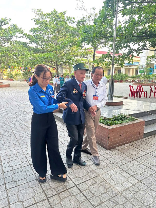 Cử tri cao tuổi tham gia bỏ phiếu tại khu vực bầu cử thuộc x&atilde; Nhơn Trạch trong ng&agrave;y bầu cử.