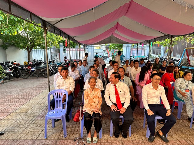 Đ&ocirc;ng đảo cử tri đến điểm bỏ phiếu tại x&atilde; Phước An tham gia bầu đại biểu Quốc hội Việt Nam kh&oacute;a XVI v&agrave; đại biểu Hội đồng nh&acirc;n d&acirc;n c&aacute;c cấp.