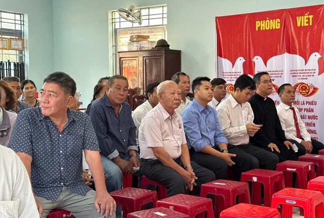 Cử tri x&atilde; Phước An tham gia bỏ phiếu tại khu vực bầu cử trong kh&ocirc;ng kh&iacute; trang nghi&ecirc;m, d&acirc;n chủ v&agrave; đ&uacute;ng quy định.