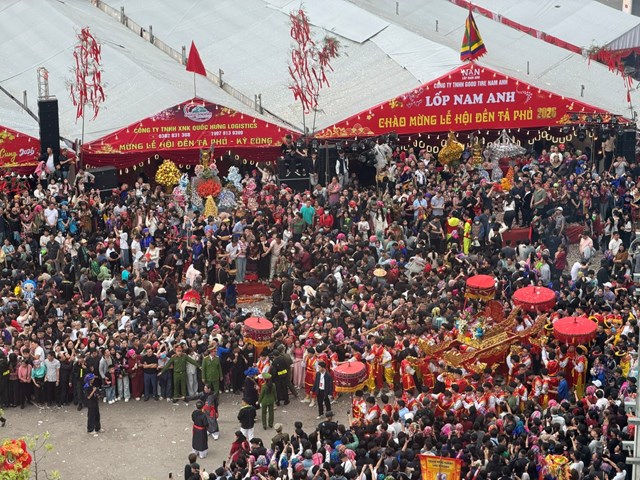 Kh&ocirc;ng kh&iacute; s&ocirc;i động tại Hội tranh đầu ph&aacute;o Kỳ Lừa &ndash; n&eacute;t văn h&oacute;a truyền thống đặc sắc của xứ Lạng.