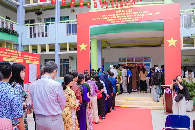 Đ&ocirc;ng đảo cử tri phường Xu&acirc;n H&ograve;a, TP Hồ Ch&iacute; Minh tham gia bỏ phiếu trong ng&agrave;y bầu cử 15/3. Ảnh: Ph&aacute;t Ho&agrave;ng